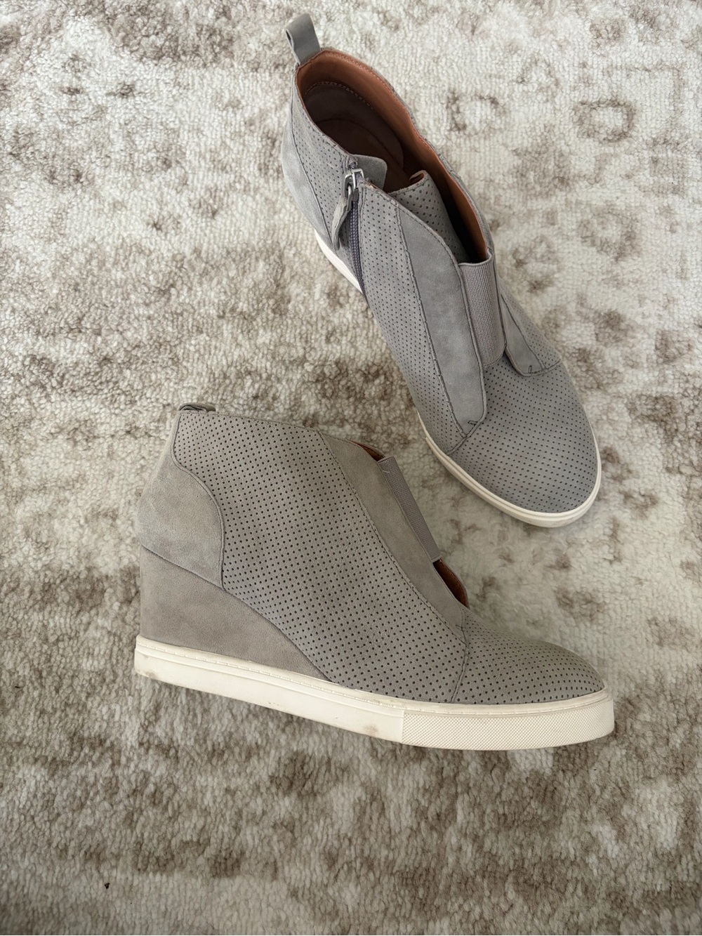 8.5 l Paola suede wedge sneakers light gray